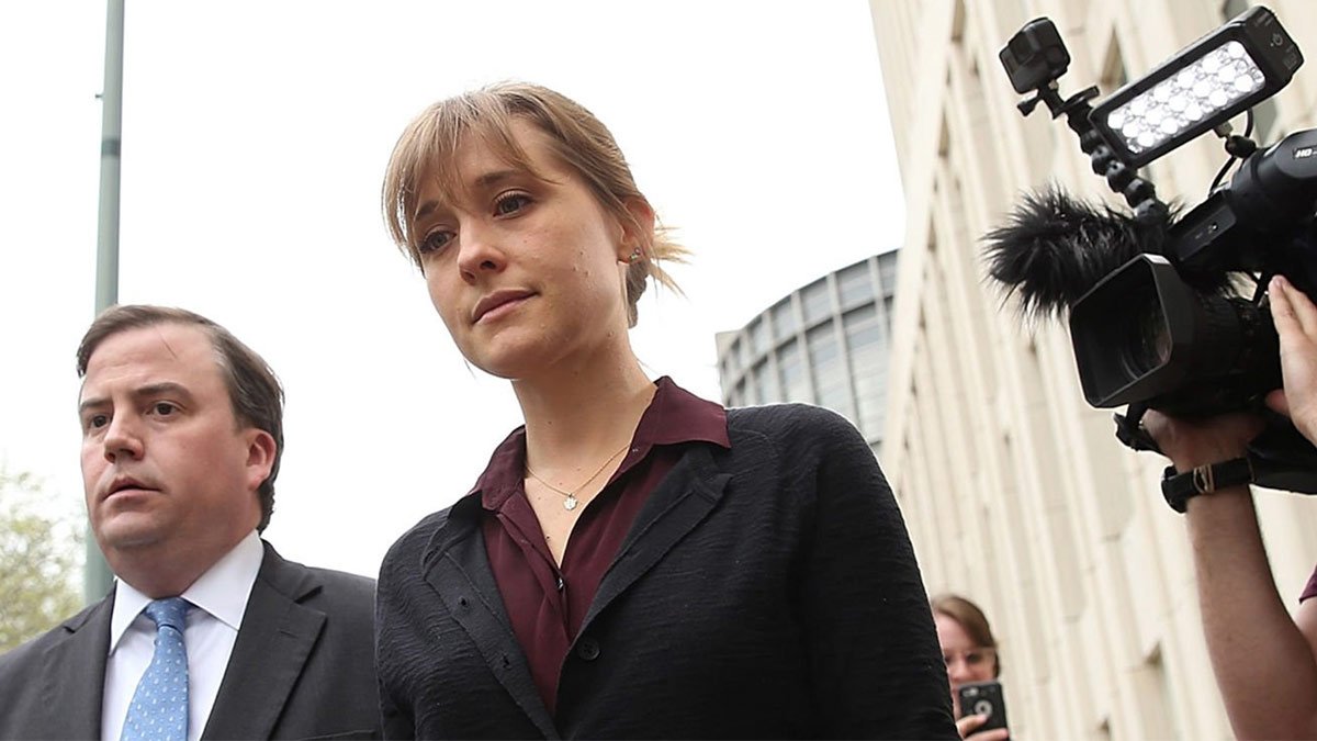 Allison Mack La Actriz De Smallville Sale De Prisión Tras Cumplir Condena Por Reclutar